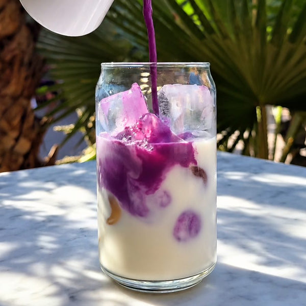 Iced ube latte met ijs