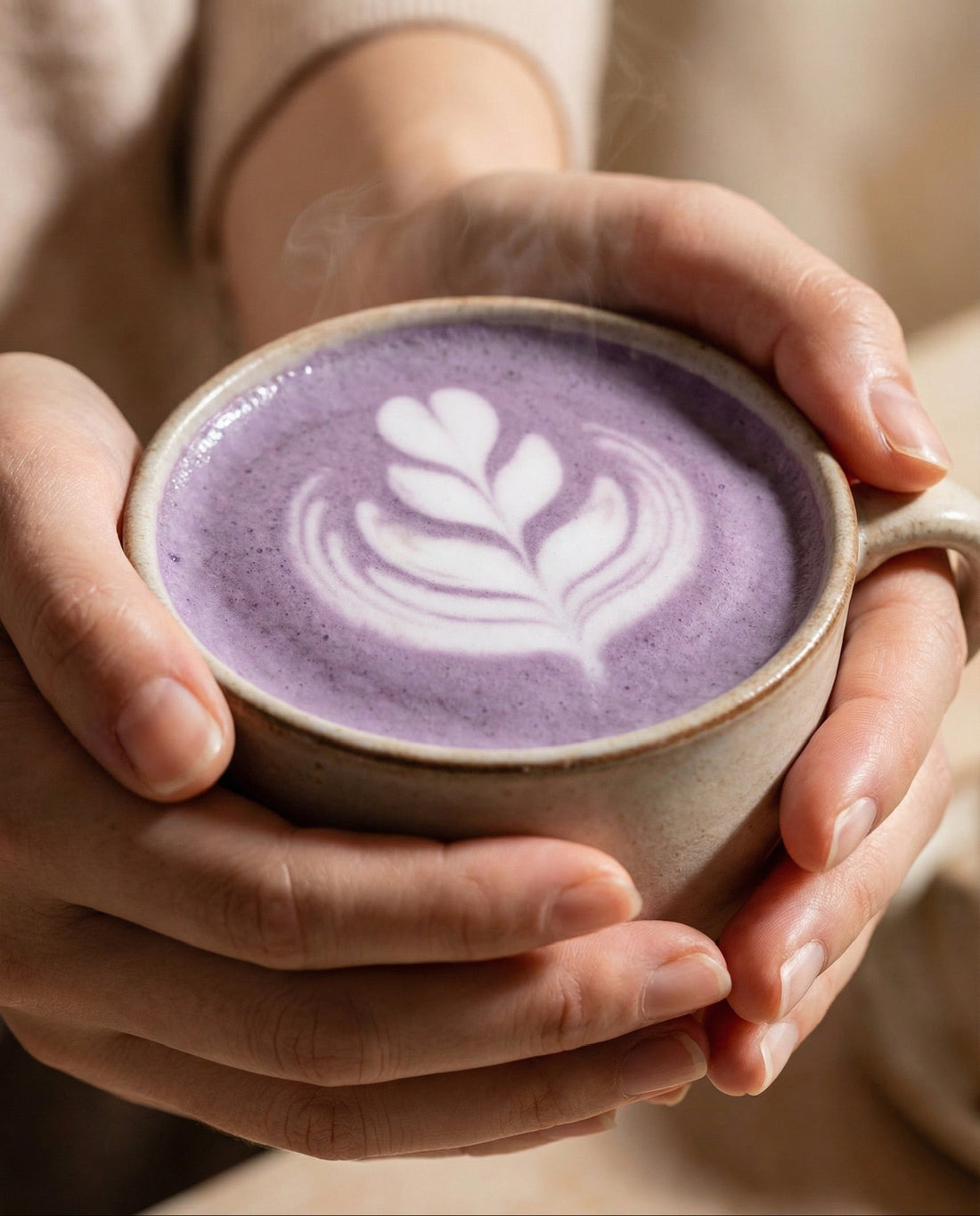 Warm glas ube latte in handen