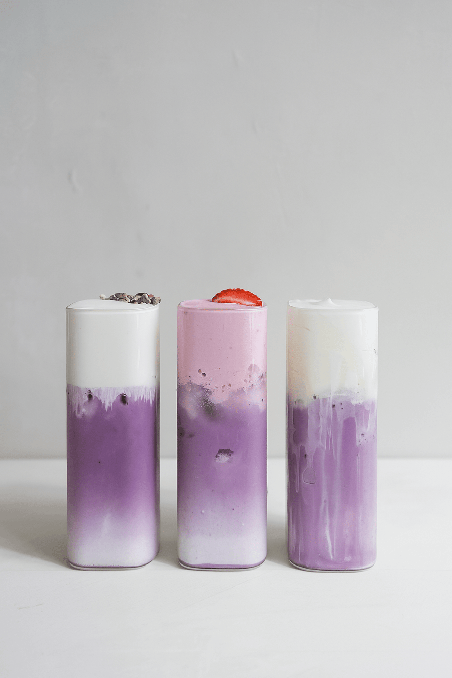 Drankje met een laag paarse ube cold foam