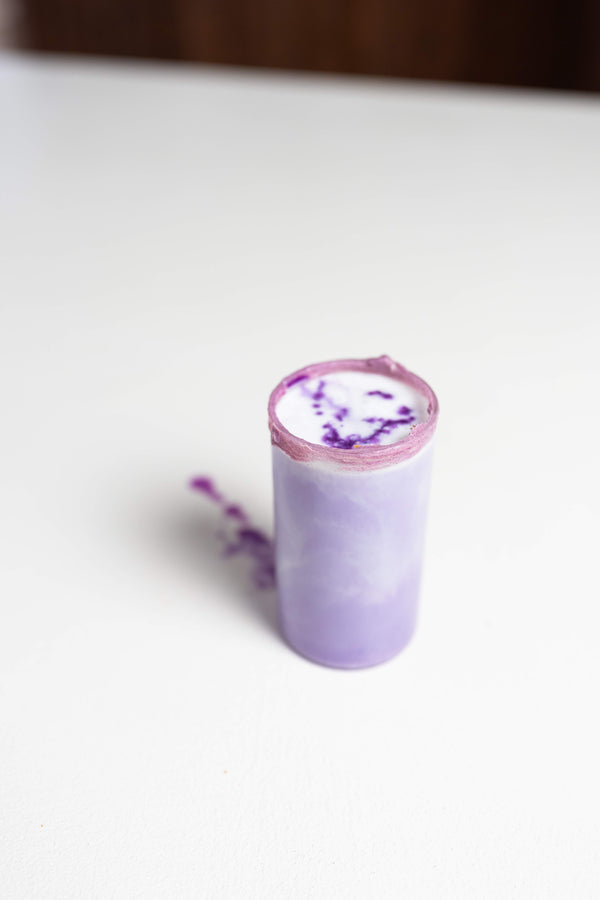 Ube latte drank in glas