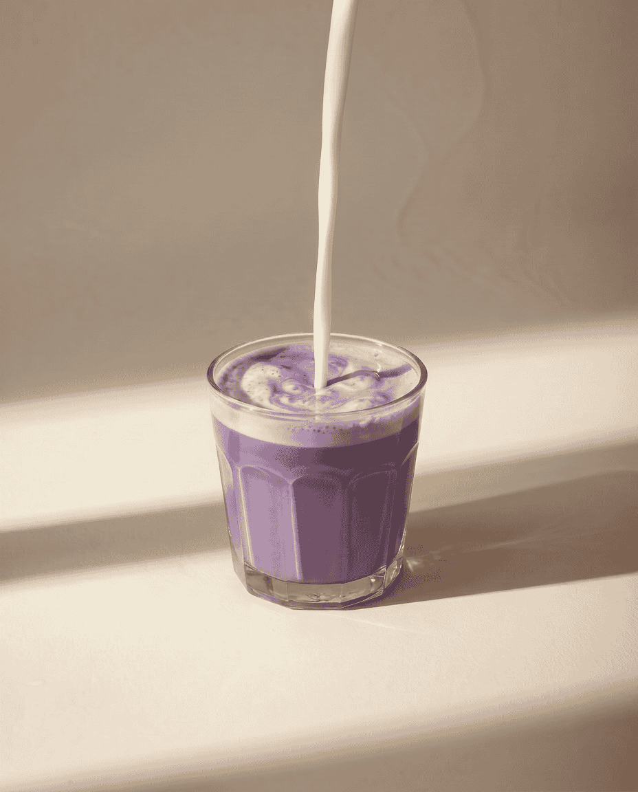 Glas ube latte met melk, gemaakt met ube poeder