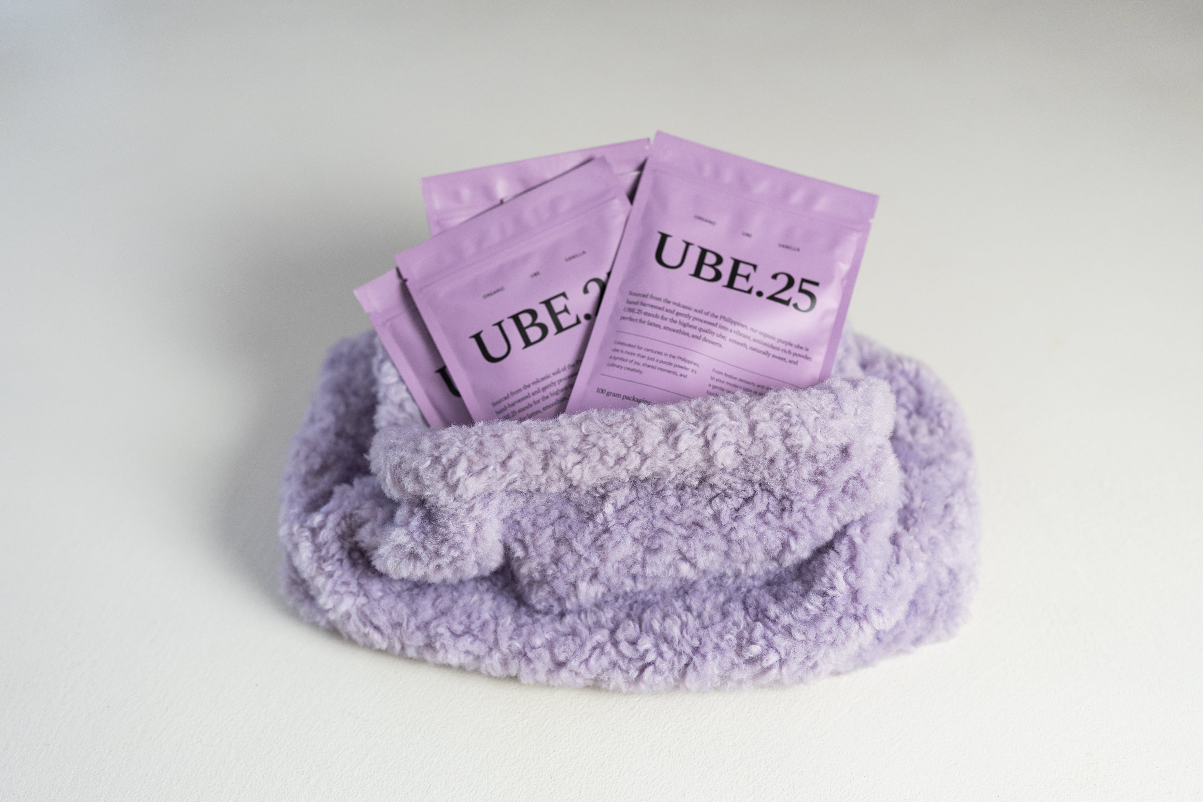 Ube poeder zakje in sjaal gewikkeld