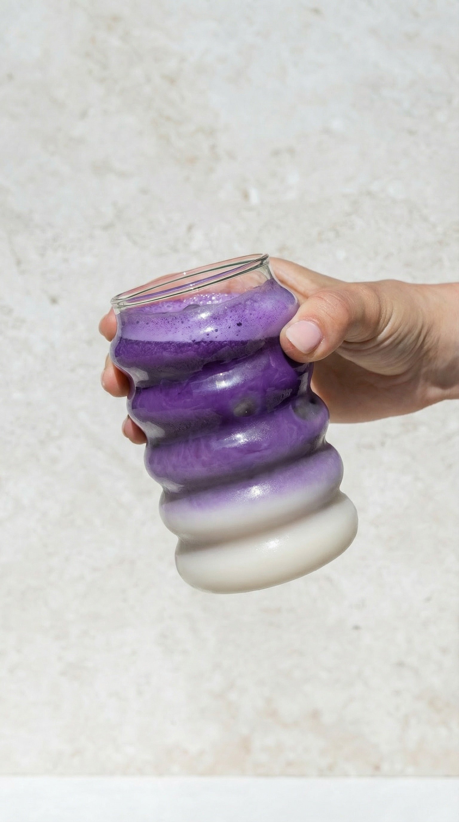 Glas met ube latte in hand