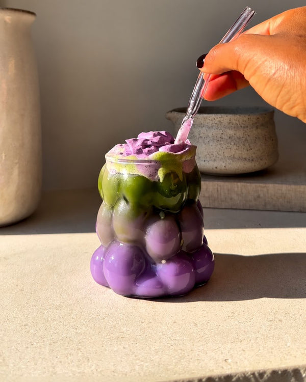 Ube matcha latte met UBE.25 ube poeder: groene matcha over paarse ube in een glas